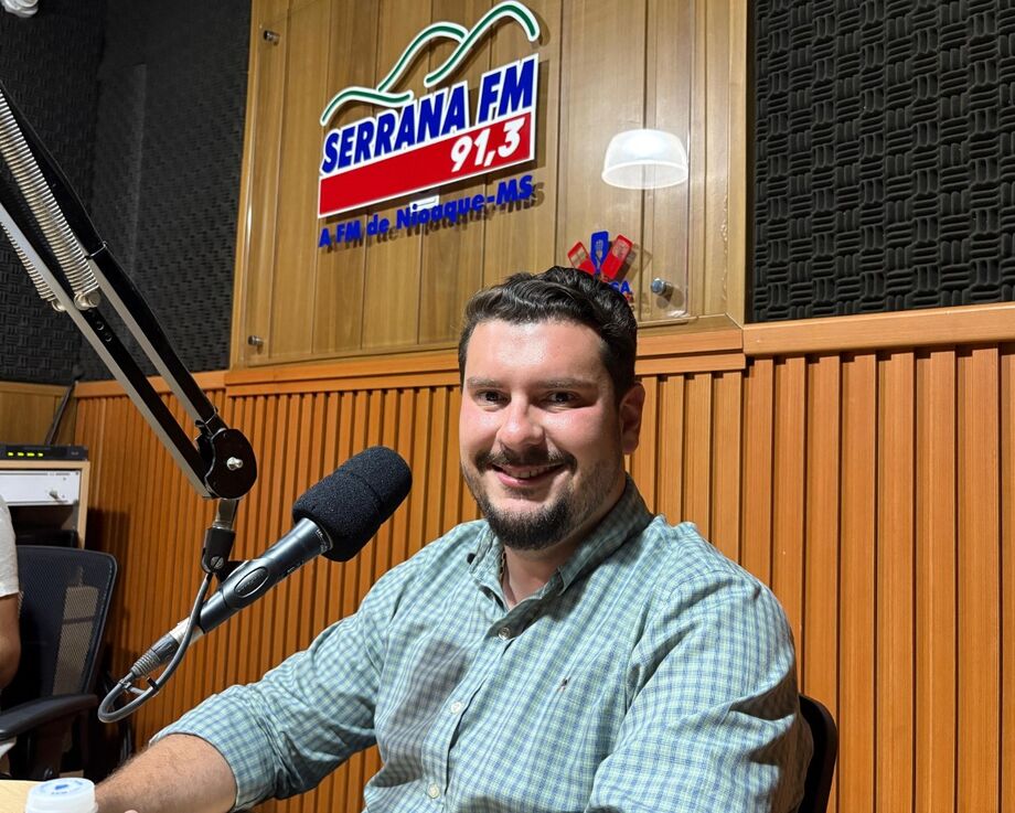 Prefeito André Guimarães durante entrevista ao Grupo Feitosa de Comunicação, onde detalhou ações da gestão municipal