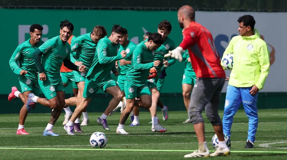 Jogadores do Palmeiras treinam na Academia de Futebol