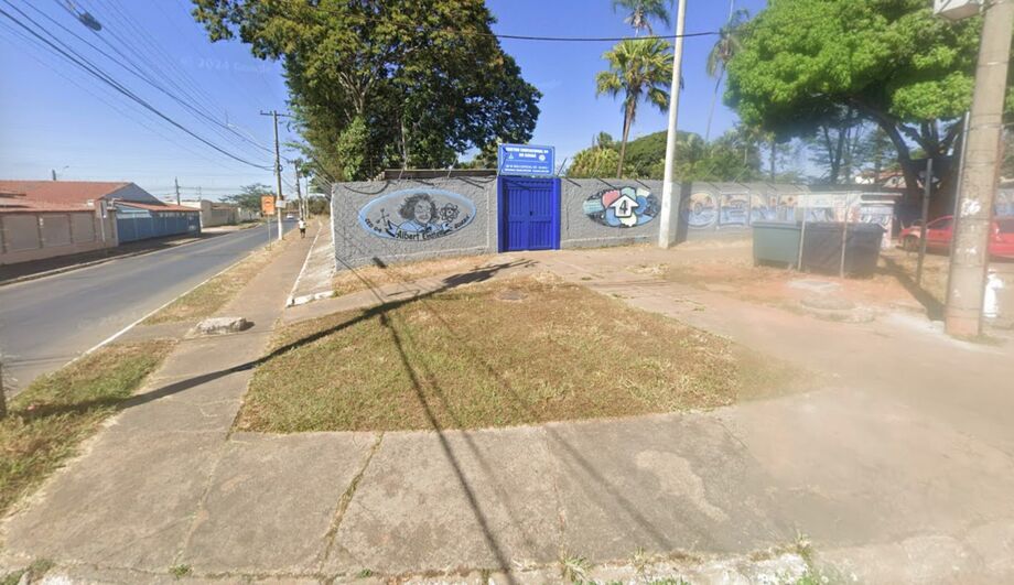 Fachada do Centro Educacional 4 (CED) do Guará