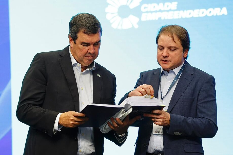 O governador Eduardo Riedel e o diretor-superintendente do Sebrae/MS, Cláudio Mendonça