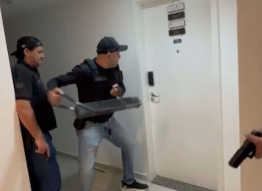 Policiais civis durante cumprimento de mandado em um dos imóveis; 27 endereços foram alvos da operação.