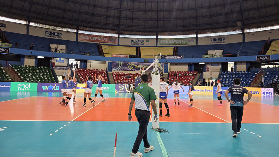 Alunas do Sesi de Campo Grande e Três Lagoas fazem jogo de abertura da Supercopa de Vôlei no ginásio Guanandizão.