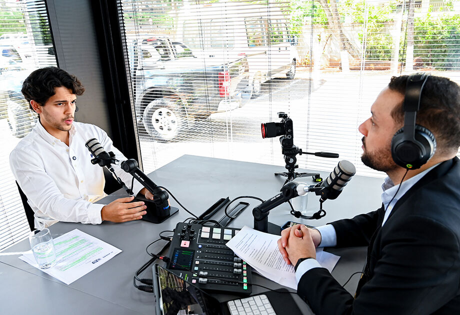 A entrevista com Matheus Andrino revela que a AGEMS está engajada em um processo de modernização normativa e institucional