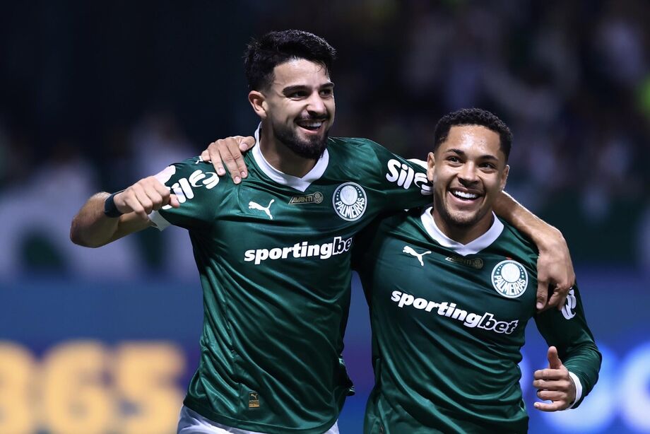 Flaco López e Vitor Roque comemora gol contra o Vasco.