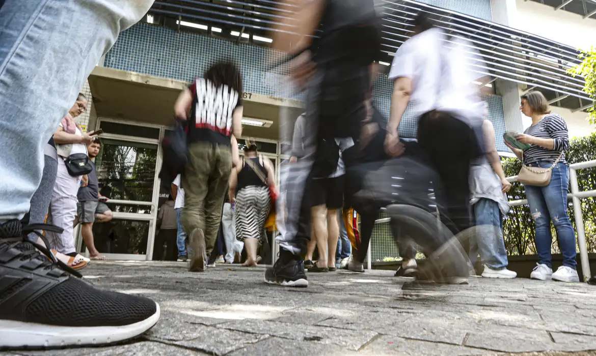 CNU 2025 reúne 760 mil candidatos em 228 cidades; provas acontecem neste domingo em todo o país.