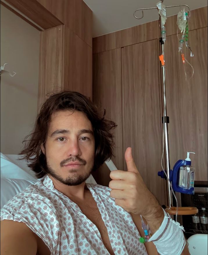 Cantor Tiago Iorc revela que foi internado com hérnia de disco cervical e passará por tratamento