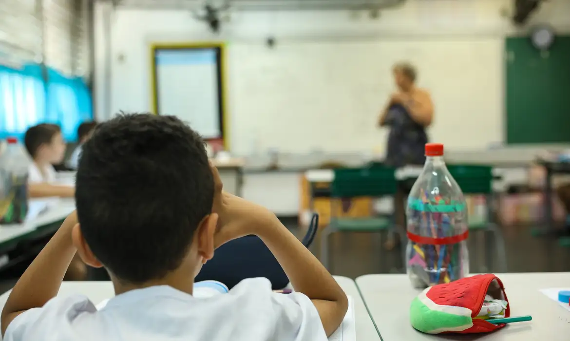 Consulta pública do MEC busca ouvir a população sobre o uso responsável da inteligência artificial na educação brasileira.