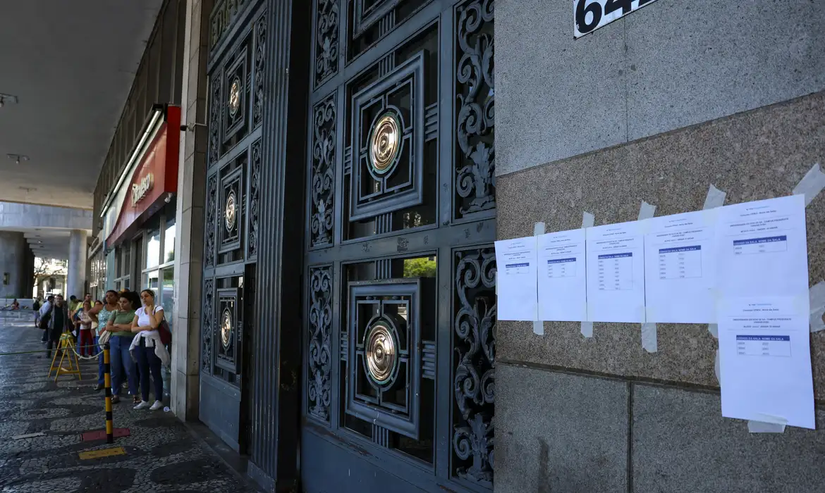 Portões do CNU 2025 foram fechados; provas começaram às 13h para mais de 761 mil candidatos.