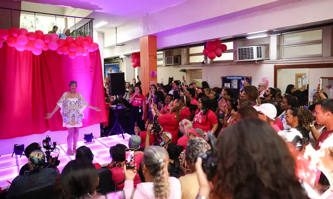 Inca promove desfile com pacientes em tratamento no Outubro Rosa; Elisângela Torres celebra força e diagnóstico precoce.