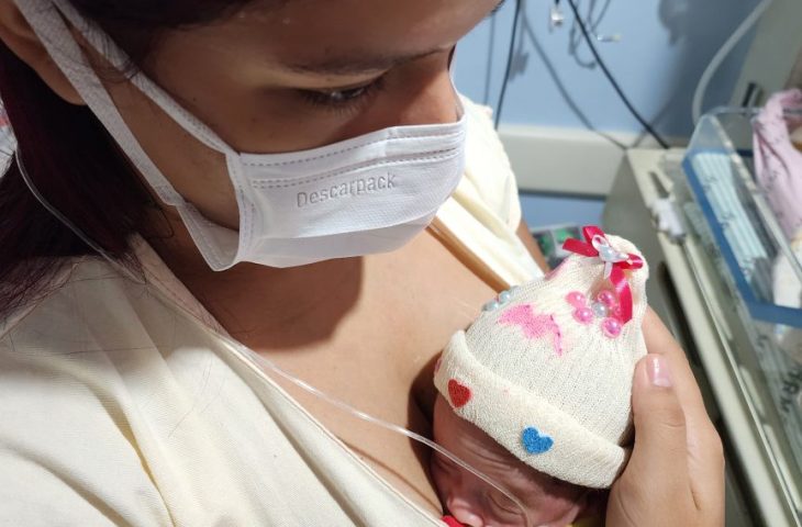 Inspiradas na tendência do cabelo maluco, mães de bebês internados na UTI Neonatal do HRMS participaram da ação toucas malucas, que trouxe leveza e acolhimento ao ambiente hospitalar.