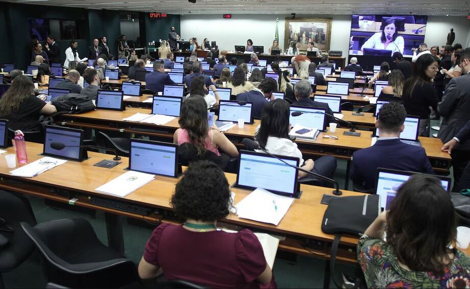 CCJ da Câmara aprova projeto que limita atuação de partidos menores no STF; entenda