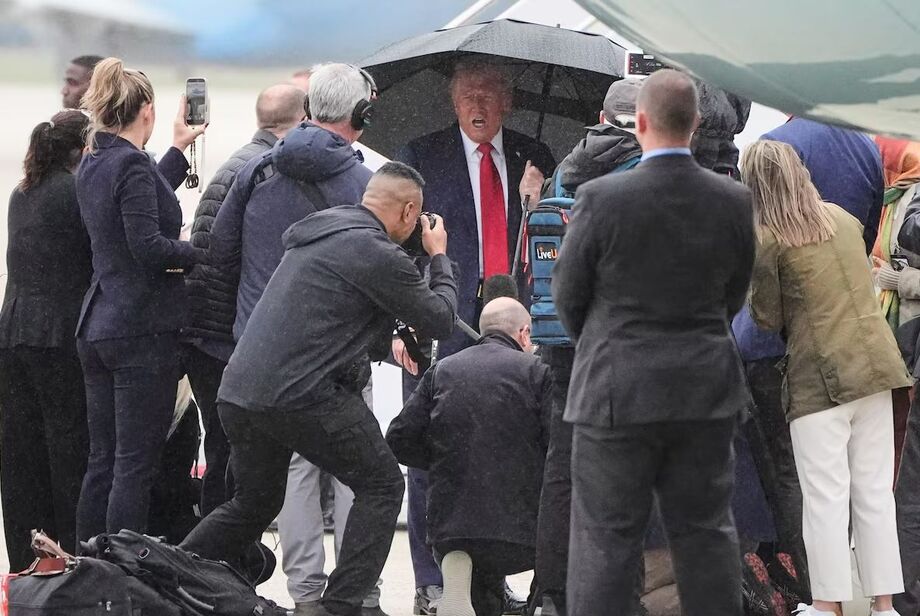 O presidente Donald Trump fala com repórteres antes de embarcar no Air Force One, neste domingo, 12 de outubro de 2025, na Base Conjunta Andrews, em Maryland, a caminho do Oriente Médio