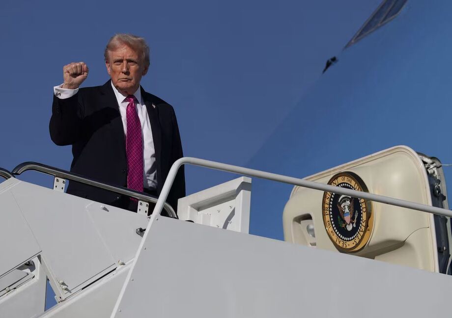 Trump gesticula ao embarcar no Air Force One nesta sexta-feira, 17, na Base Conjunta de Andrews, em Maryland