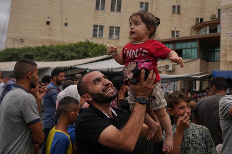Palestinos celebram o anúncio de um acordo de cessar-fogo entre Israel e o Hamas na Faixa de Gaza.