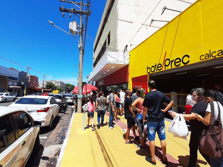 Comércio fecha no feriado de Finados em Campo Grande; somente supermercados funcionam no domingo.