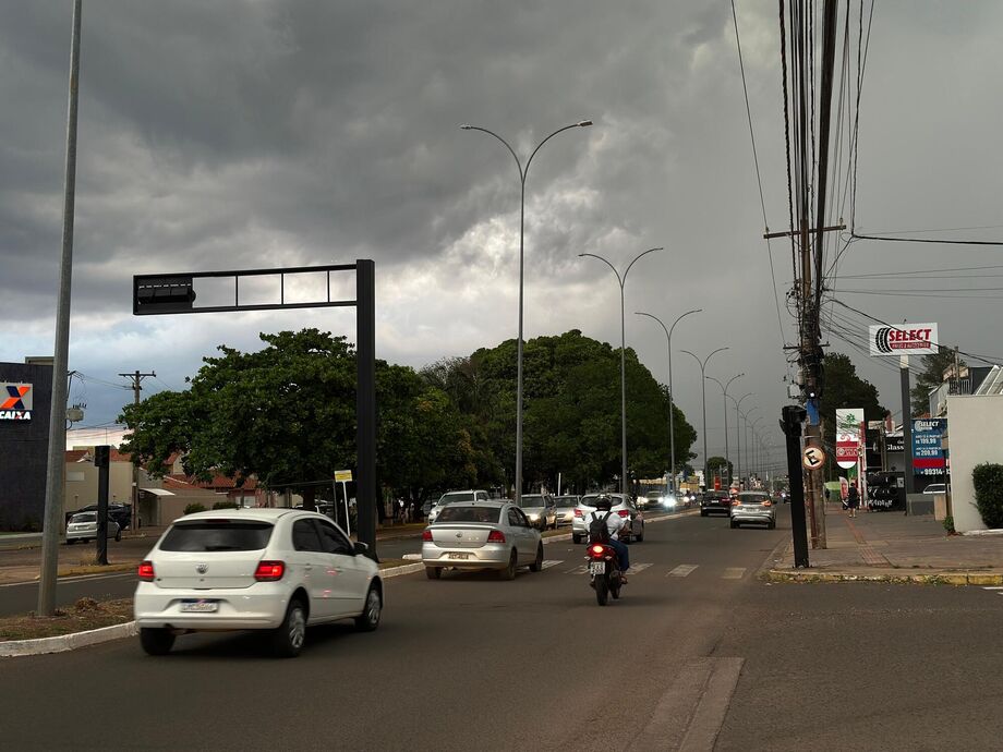Chuva intensa, ventos e granizo colocam MS em alerta neste domingo (12); previsão afeta todo o Estado.