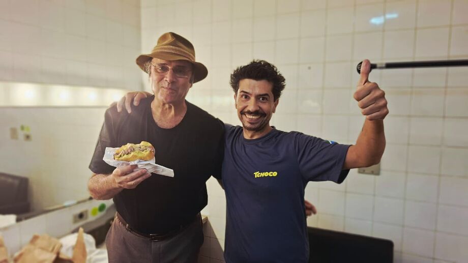 Chef Felipe Lourenço realiza sonho ao encontrar Almir Sater com hambúrguer inspirado no cantor.