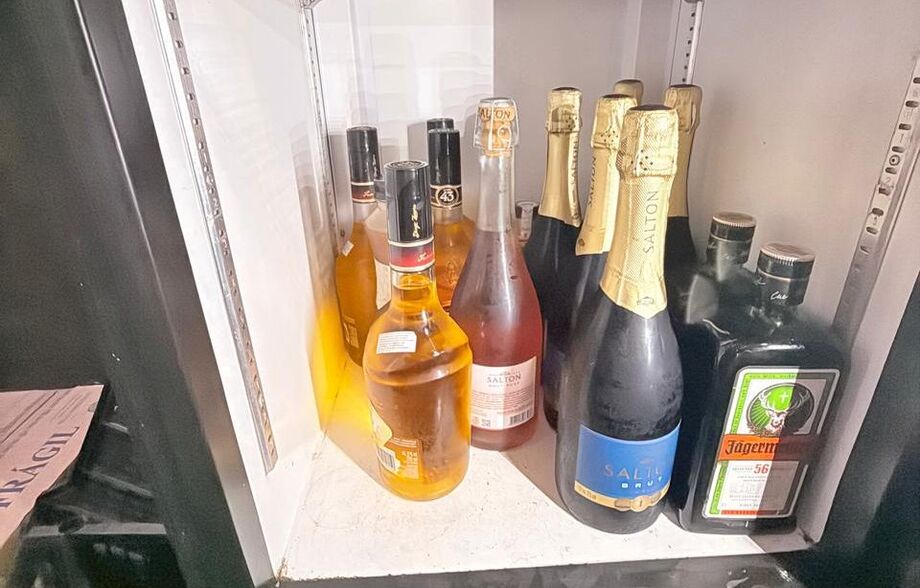 Polícia apreende bebidas vencidas e suspeitas de falsificação em operação conjunta em Campo Grande.