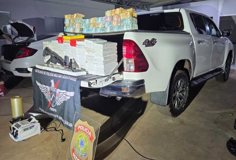Dinheiro, drogas e armas foram apreendidos
