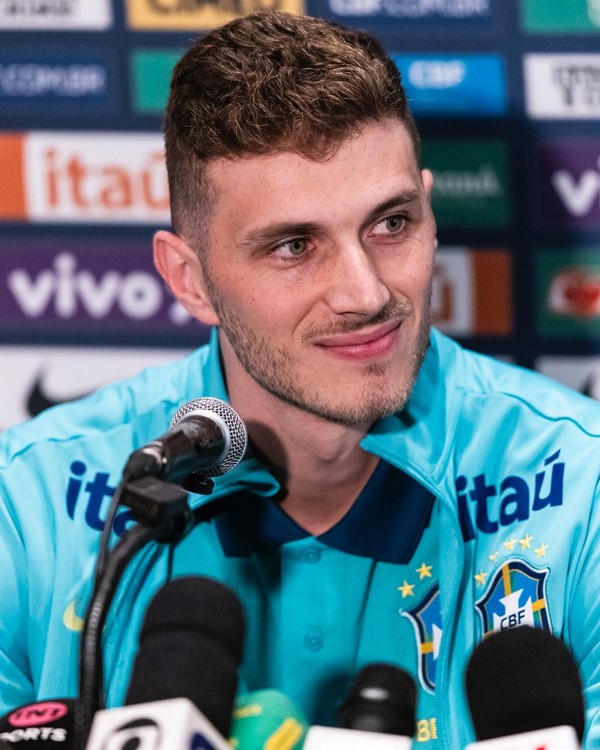 Bento em entrevista coletiva pela Seleção em Seul