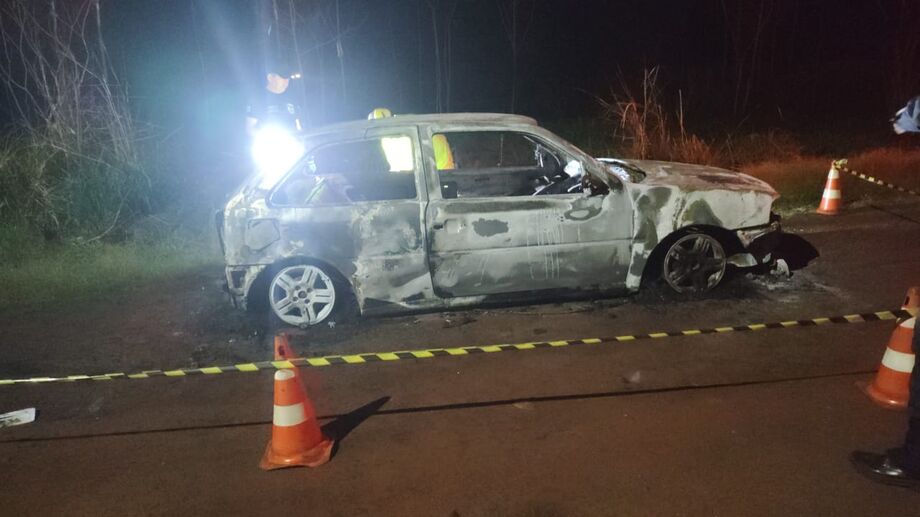 O corpo da vítima foi encontrado carbonizado dentro de um carro
