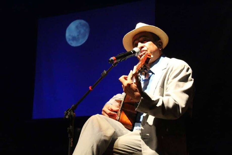O cantor Sandro Bacelar apresenta o espetáculo Canta Noel Rosa no Praça do Samba Raça Negra & Convidados, no Expo Bosque