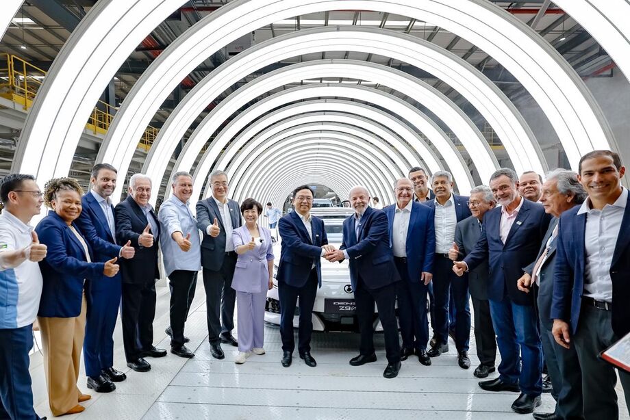 BYD inaugura maior fábrica de elétricos da América Latina na Bahia e lança 1º híbrido plug-in flex do mundo com etanol e energia.