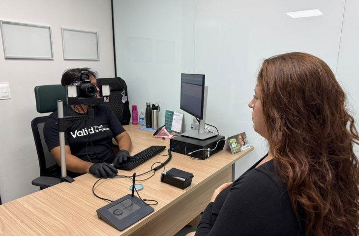 Servidora do Detran-MS ajuda mulheres durante renovação da CNH com o blazer preto da empatia