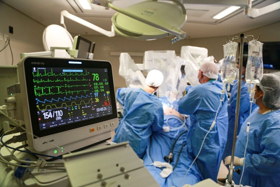 Hospital Cassems realiza cirurgia robótica de alta complexidade com presença de referência nacional em Campo Grande.