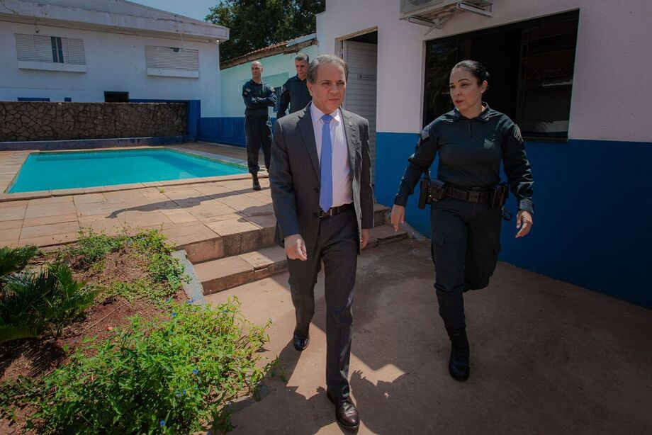 Coronel David durante visita ao 1º BPM, acompanhado da comandante do batalhão, tenente-coronel Cleide Maria