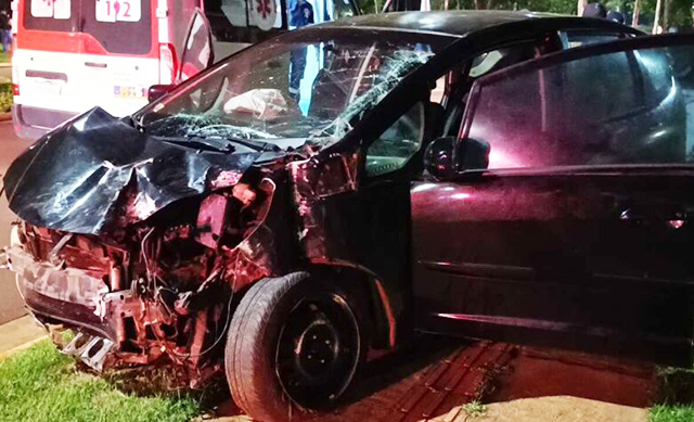 Carro destruído após colisão em avenida de condomínios de luxo, em Dourados