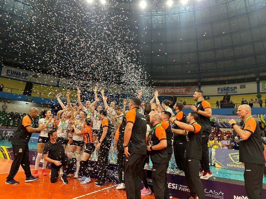 Osasco vence Sesi Bauru por 3 a 0 e conquista a Supercopa feminina com brilho de Cugno e Baird.