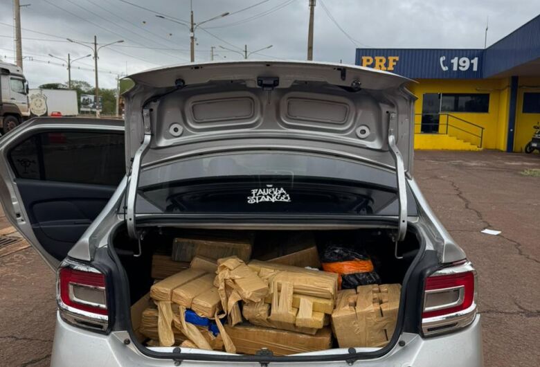 Polícia apreendeu cerca de 300 kg de maconha dentro de veículo alugado; suspeito foi levado à DEPAC de Dourados.