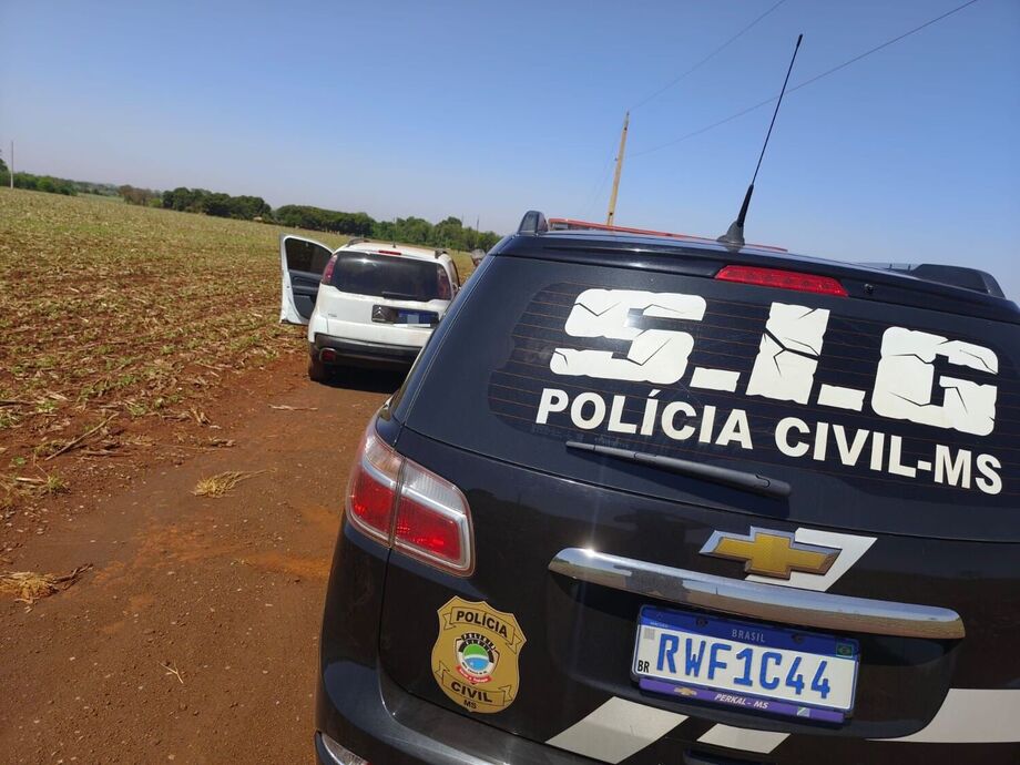Viatura da Polícia Civil ao lado do veículo recuperado em área de chácara