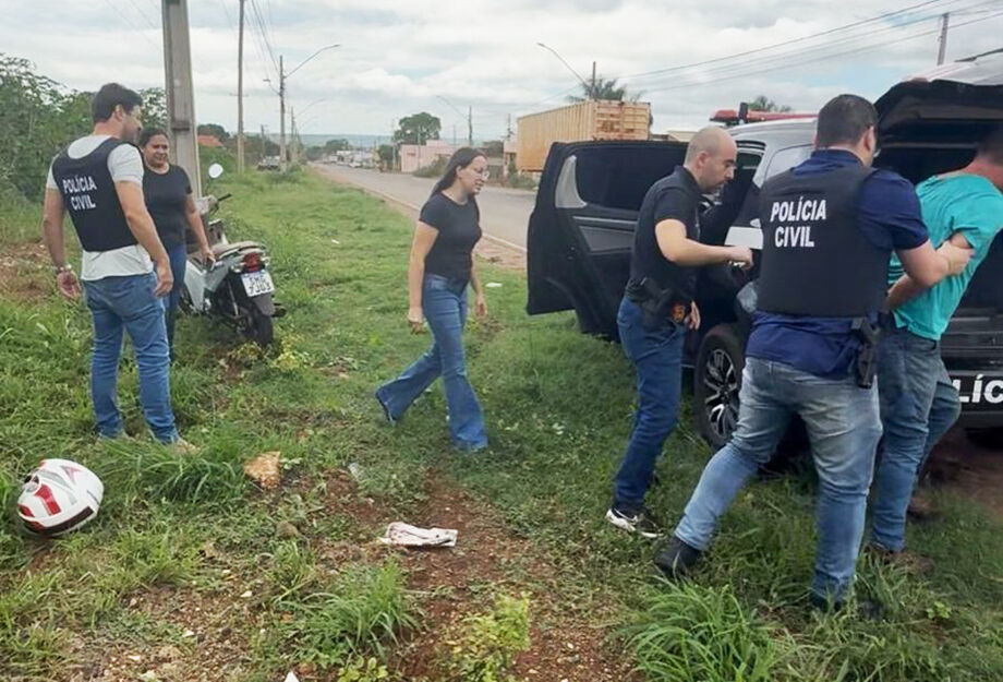 Homem é preso em Três Lagoas após tentar matar a ex-companheira e atingir a filha de 7 anos com um tiro. Crime ocorreu em frente a uma conveniência. Polícia o prendeu após perseguição.