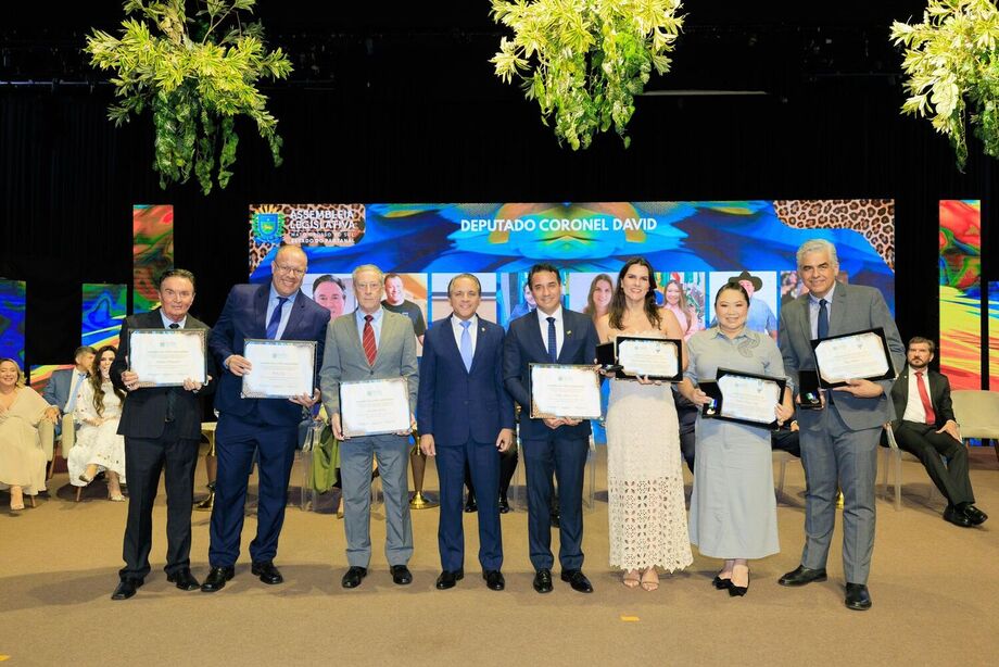 Deputado Coronel David com os homenageados da noite durante a cerimônia no Centro de Convenções, em Campo Grande