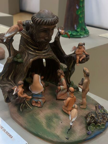 Obra em argila de Denilson Pinto mistura fé e cultura pantaneira em exposição permanente no MIS de Campo Grande.