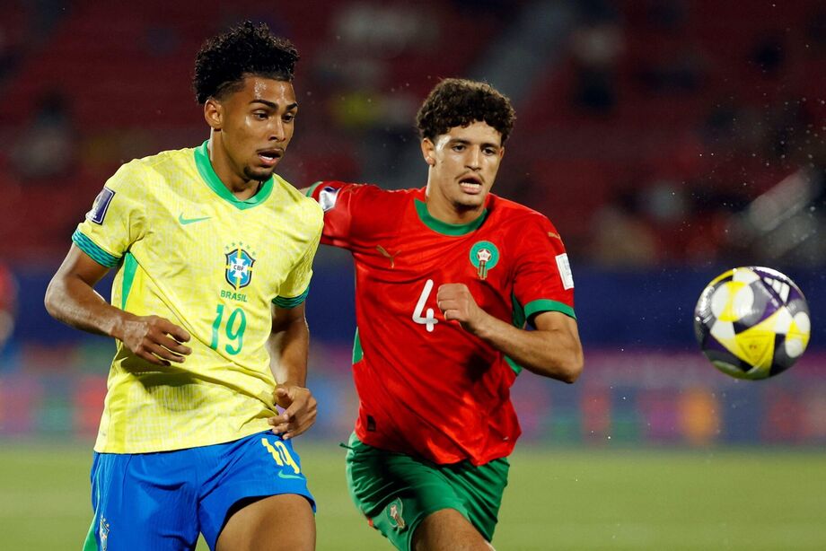 Luighi chegou a sofrer pênalti, mas lance foi revisado pelo VAR, e árbitro recuou na decisão.