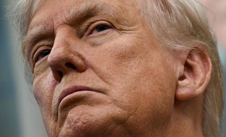 Presidente dos EUA Donald Trump faz um anúncio sobre medicamentos prescritos no Salão Oval da Casa Branca em Washington, DC, em 30 de setembro de 2025.