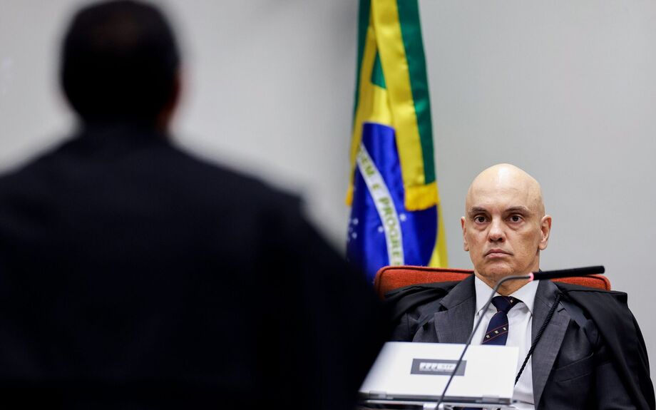 PF pede a Moraes para unir denúncias de ameaças contra Dino com inquérito das 'milícias digitais'.
