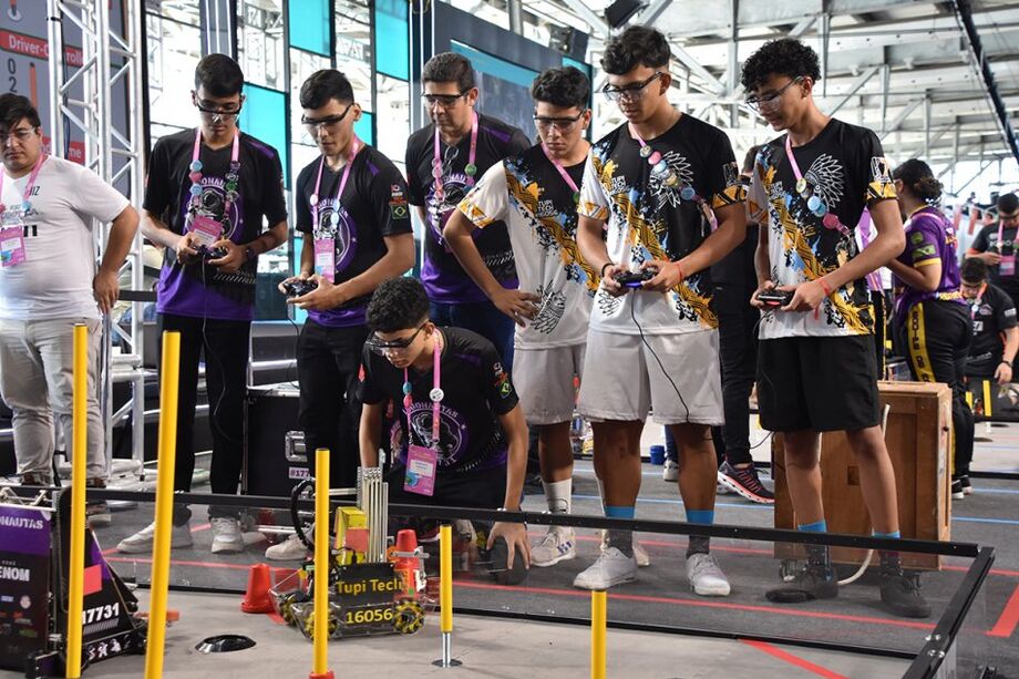Equipes das modalidades FTC e FRC testam seus projetos no circuito da competição, que desafia os participantes a aplicar ciência, matemática e engenharia de forma colaborativa.