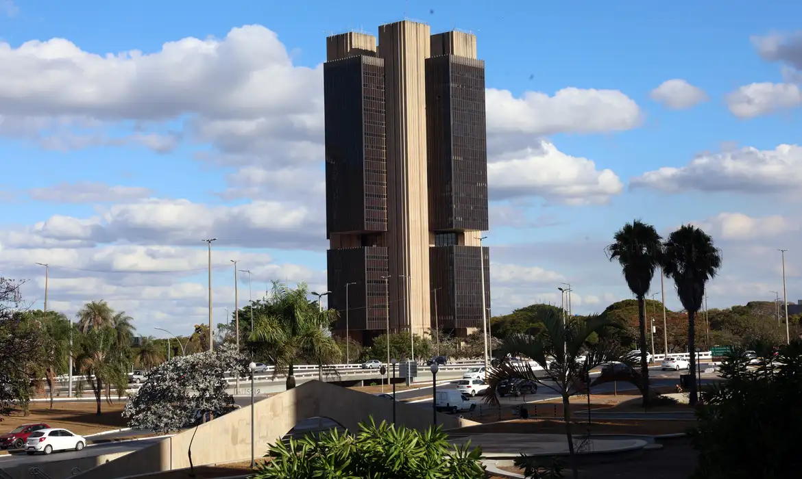 Projeção do mercado indica inflação controlada para 2025, segundo Banco Central