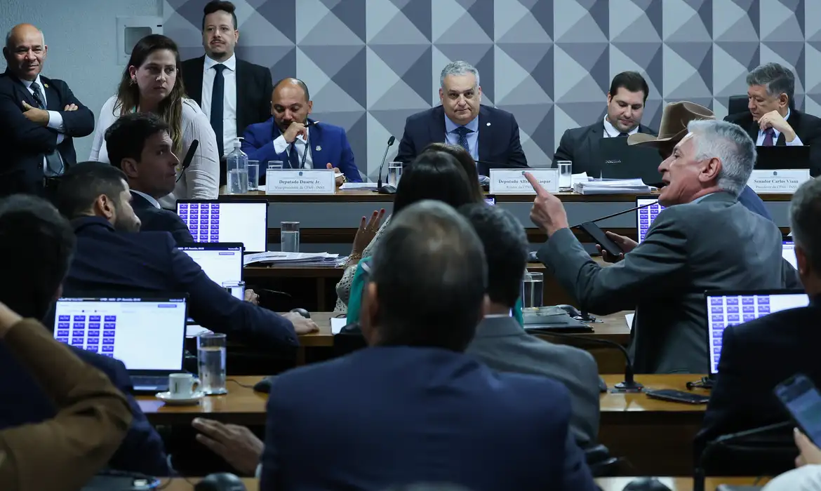 Comissão investiga irregularidades em descontos indevidos de aposentados e já aprovou pedidos de prisão.