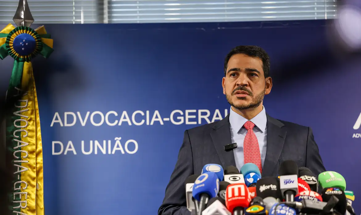 Jorge Messias, atual advogado-geral da União, será sabatinado pelo Senado para vaga no STF em 10 de dezembro.