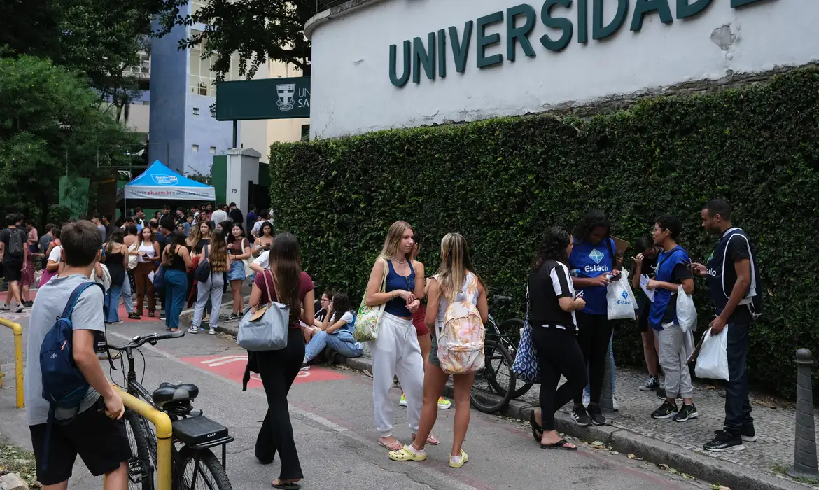 Estudantes chegam aos locais de prova neste domingo para a segunda etapa do Enem 2025, que testa conhecimentos em matemática e ciências da natureza.