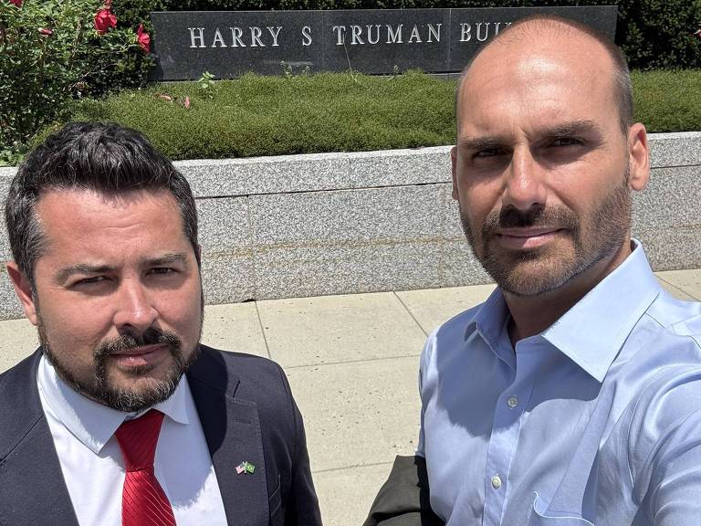 Paulo Figueiredo e Eduardo Bolsonaro, denunciados pela PGR, em frente da sede do Departamento de Estado do governo norte-americano