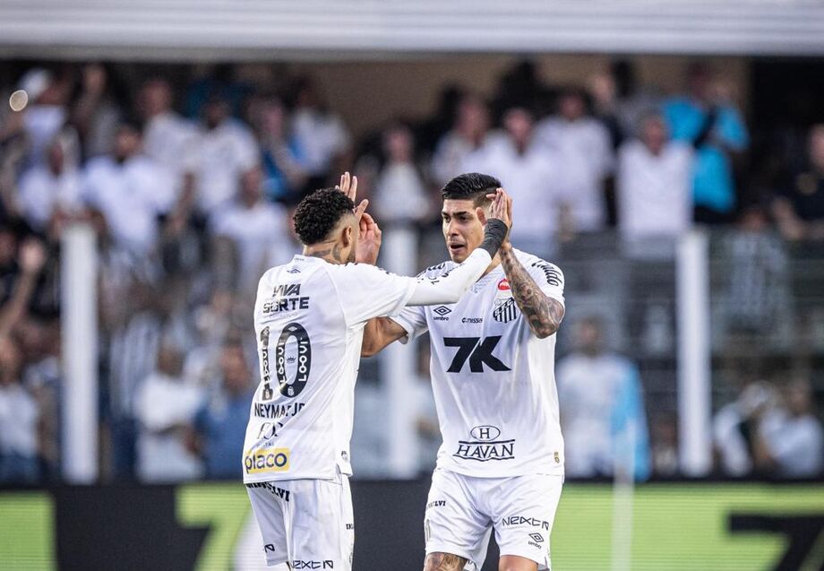 Santos é salvo por gol desviado e arranca empate sofrido com o Fortaleza na volta de Neymar