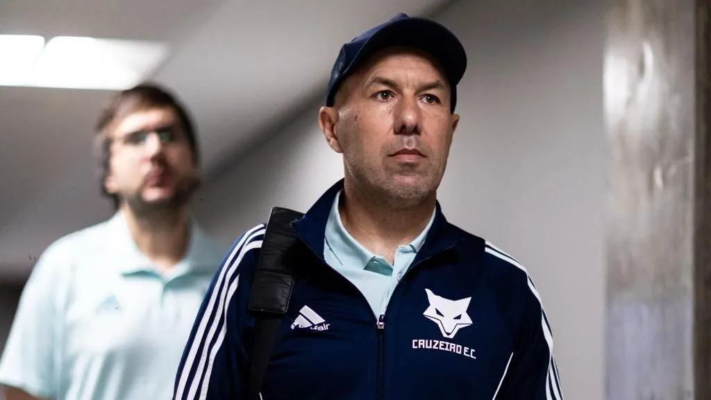 Leonardo Jardim esclarece polêmica, elogia o futebol brasileiro e reafirma foco no Cruzeiro