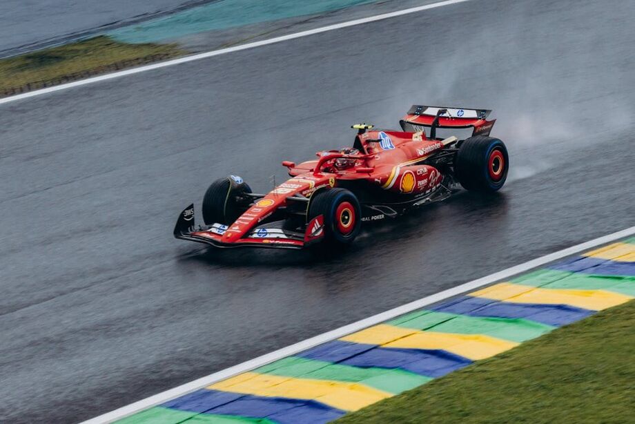Asfalto molhado de Interlagos durante o GP de São Paulo de Fórmula 1, sob chuva e clima instável.