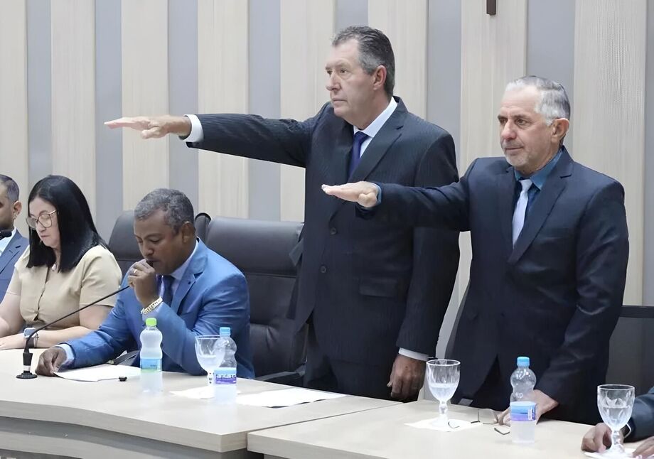 Heliomar Klabunde e Alfredo Soares realizam o juramento de posse como prefeito e vice-prefeito durante sessão solene na Câmara Municipal de Paranhos.